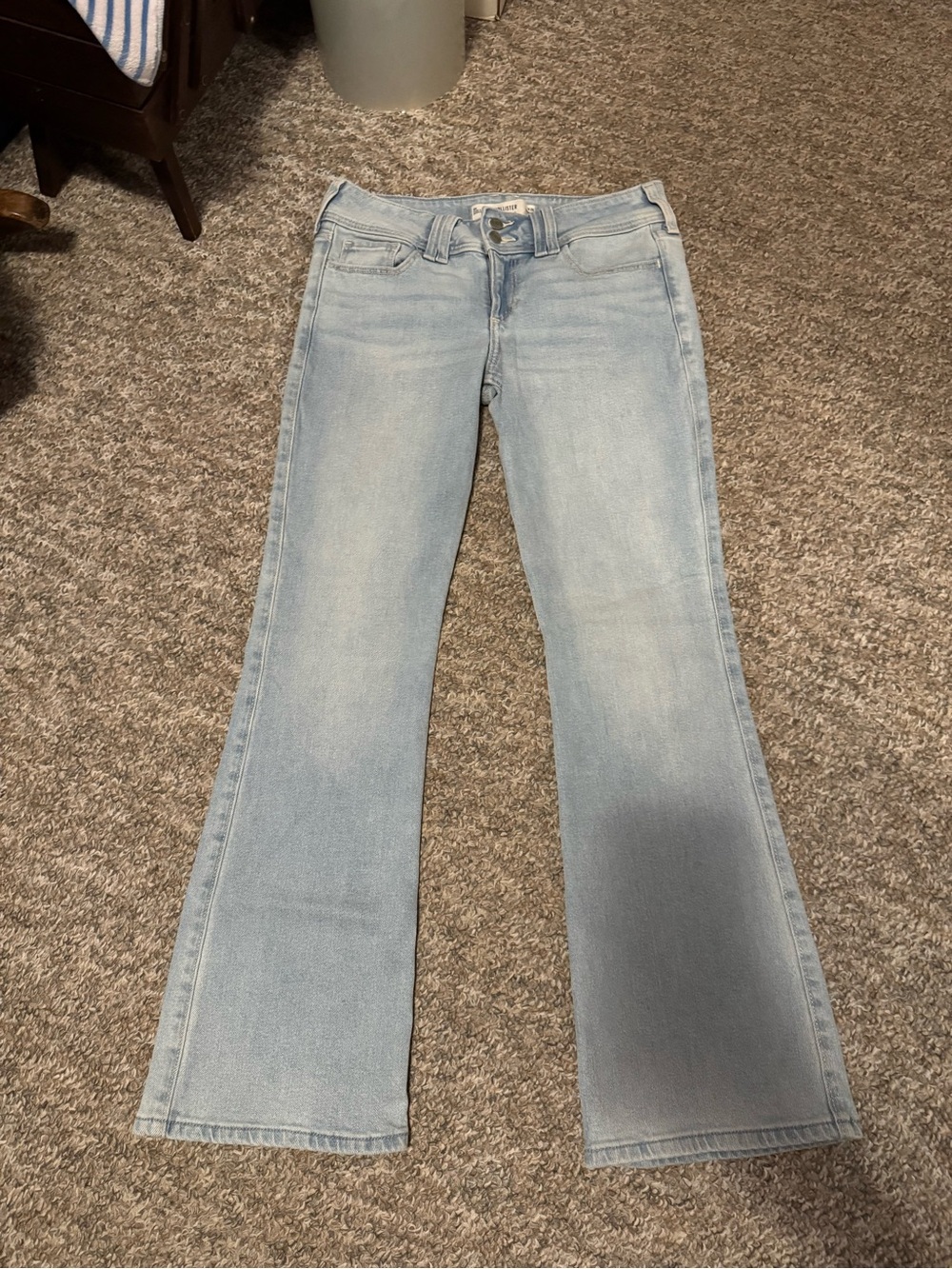 Hollister Women’s light wash low-rise boot cut jeans size 6R